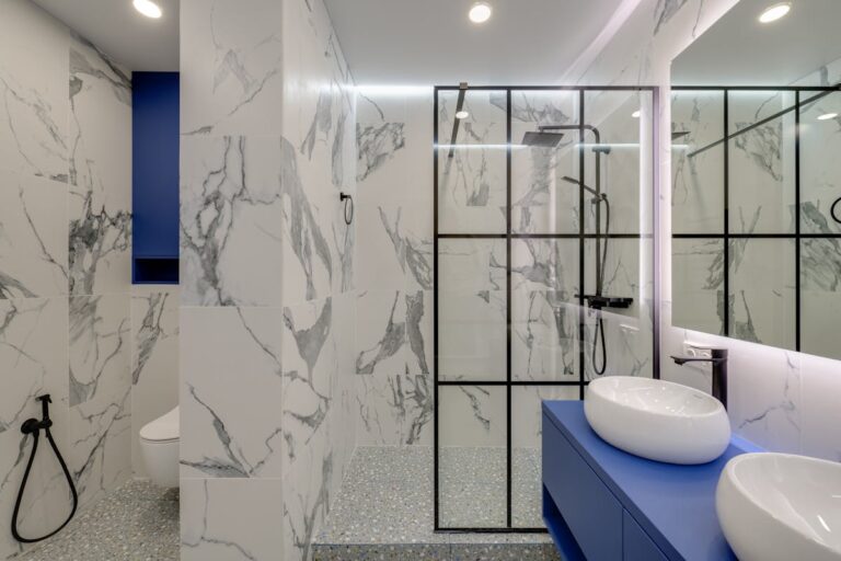 Ristrutturazione bagno demo con doppio lavabo e doccia in vetro