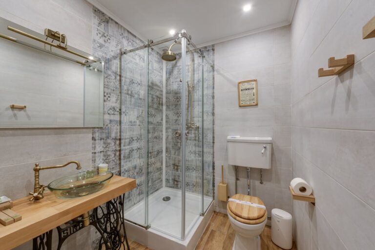 Bagno moderno demo con lavabo, doccia e finiture in legno