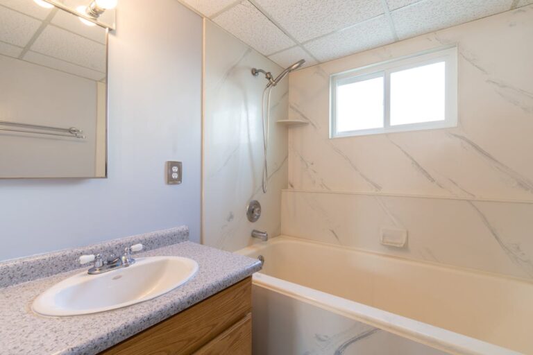 Bagno demo ristrutturato con vasca doccia e mobile lavabo