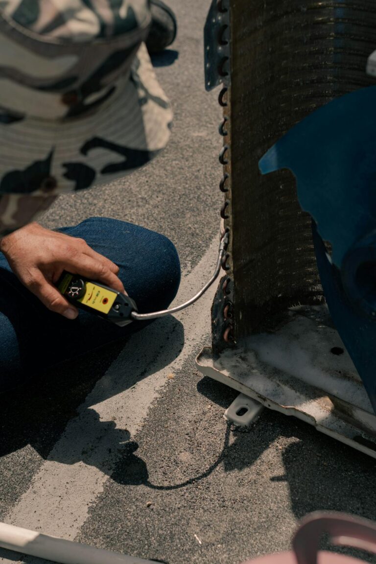 Tecnico demo durante installazione e manutenzione climatizzatore