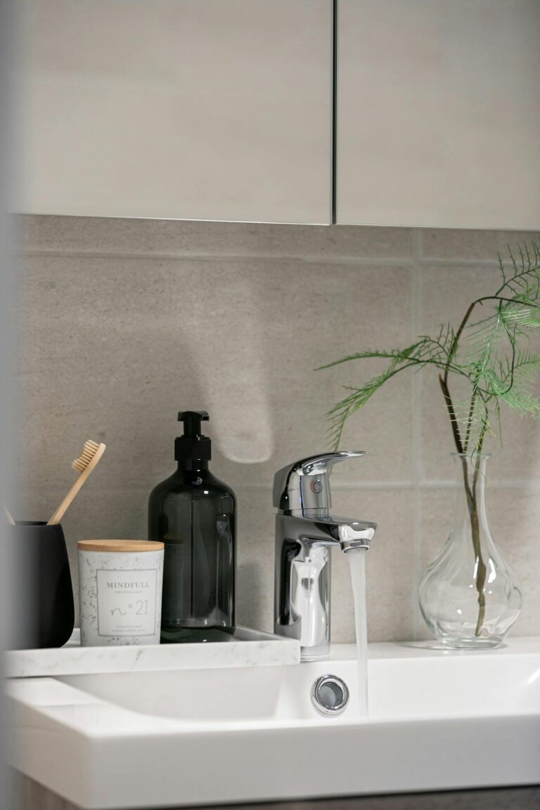 Dettaglio demo di lavabo moderno con rubinetteria installata